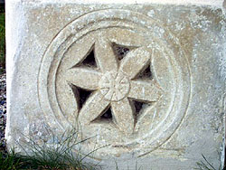 Relief aus der Keltenzeit bei der Kirche in Sörg
